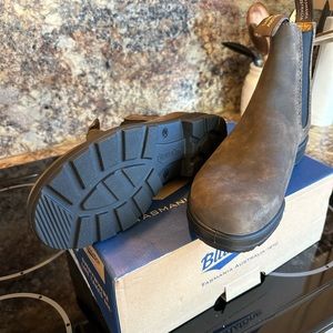 Blundstone boots in rustic brown color. Never worn!